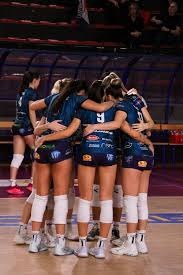 德扑翻前纪律：弃掉边缘牌是长期最被低估的盈利来源。（德扑翻前自律：长期盈利的关键在于果断弃掉边缘牌）